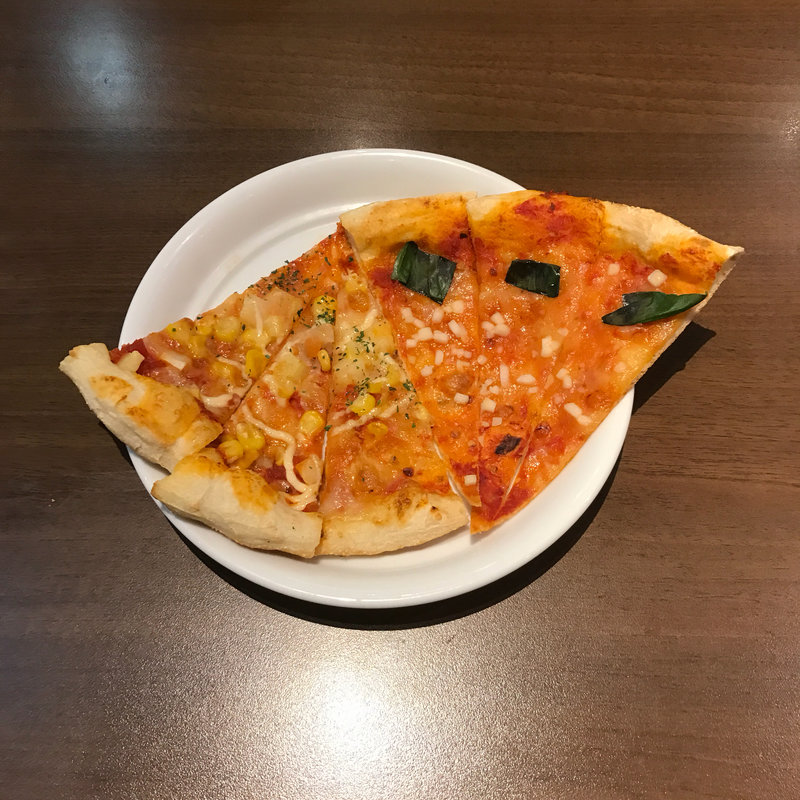 ピッツァ マルゲリータ&ピッツァ マヨコーン(グランブッフェ 鹿児島 （グランブッフェカゴシマ）)