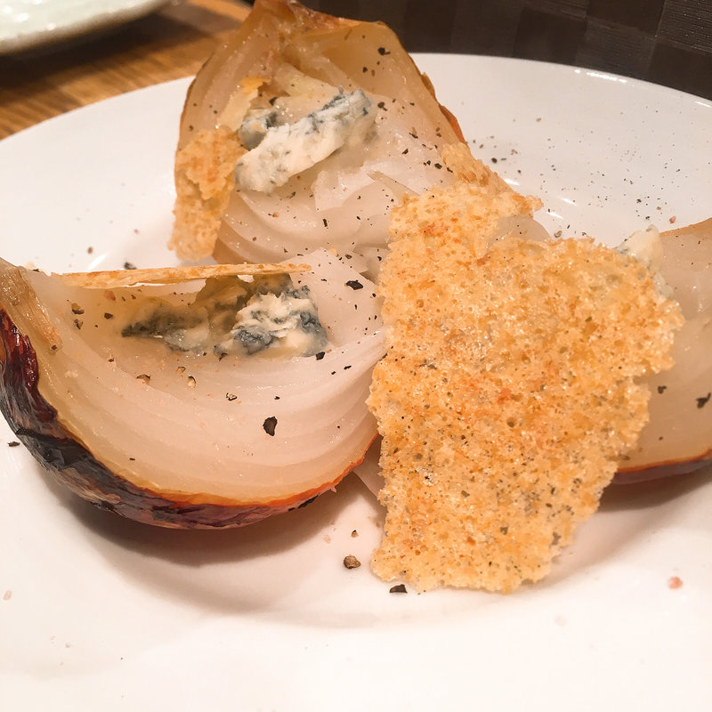 丸ごと新玉ねぎのローストブルーチーズのせ(寿矢)