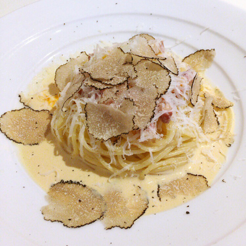 サマートリュフと温度卵の冷製カルボナーラ(パスタバカ一代)