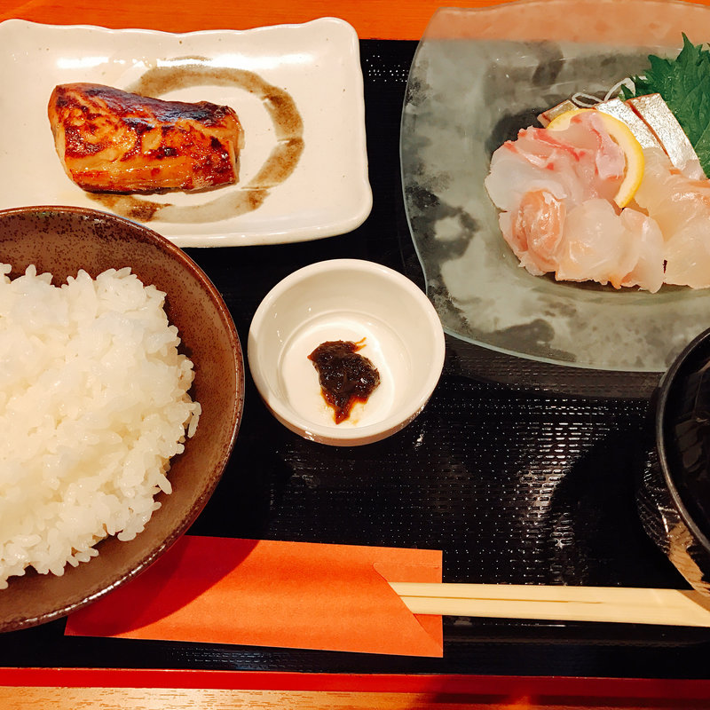 刺身定食(魚雑葉 （ウオザッパ）)