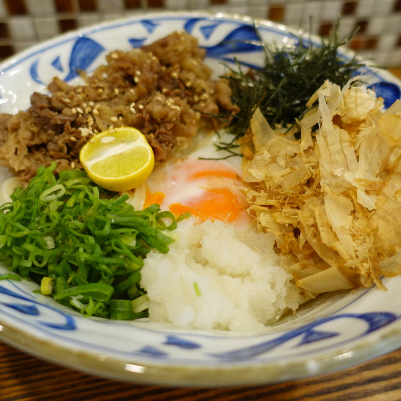 国産牛たっぷり100gと温玉ぶっかけ（冷）(うどん小屋 柔製麺)
