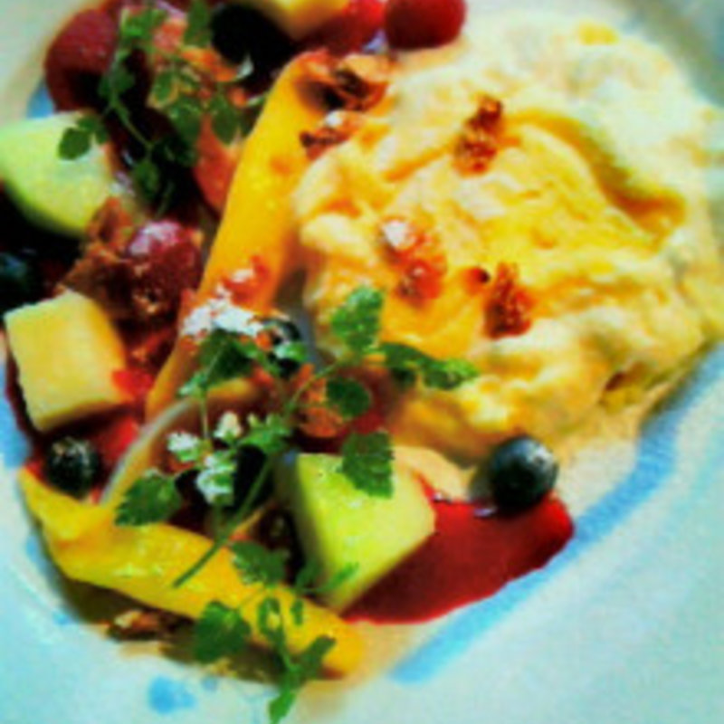 フレッシュフルーツとロビオラチーズのパンケーキ(グルメドクターイタリアン)