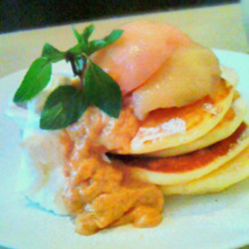 自家製桃のコンポートとキャラメルカスタードのパンケーキ(uzna omom 原宿本店)