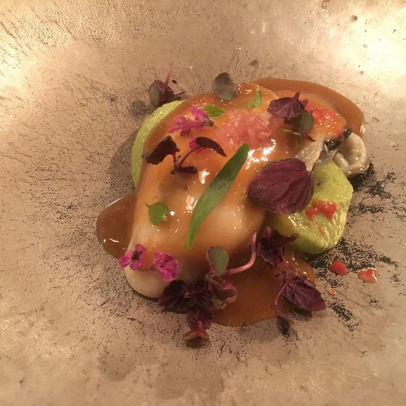 牡蠣とブッラータ、アボガドのムース仔牛のジュ(organ)