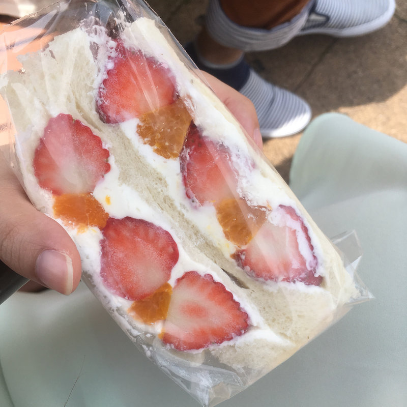 イチゴクリームサンド(朝日屋)