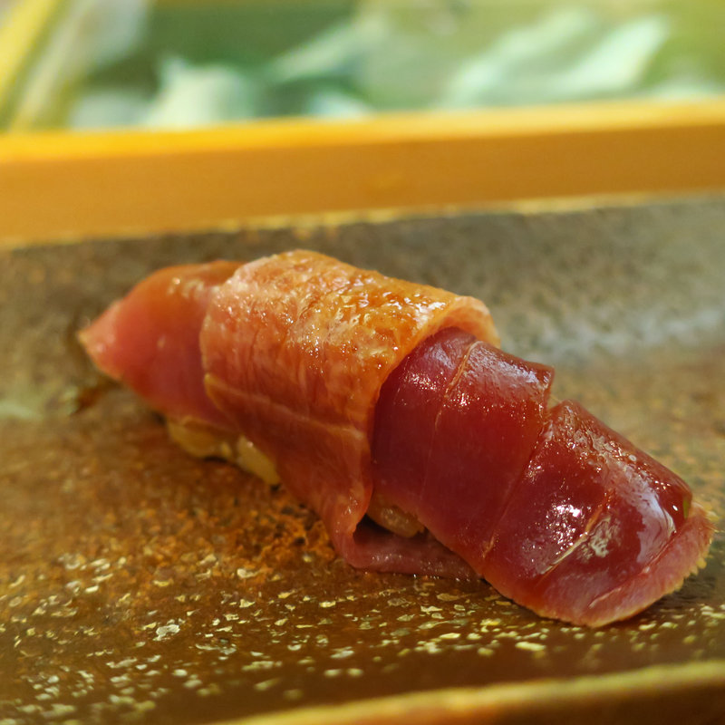 鮪 血合いぎしと霜降りの抱き合わせ(すし匠)