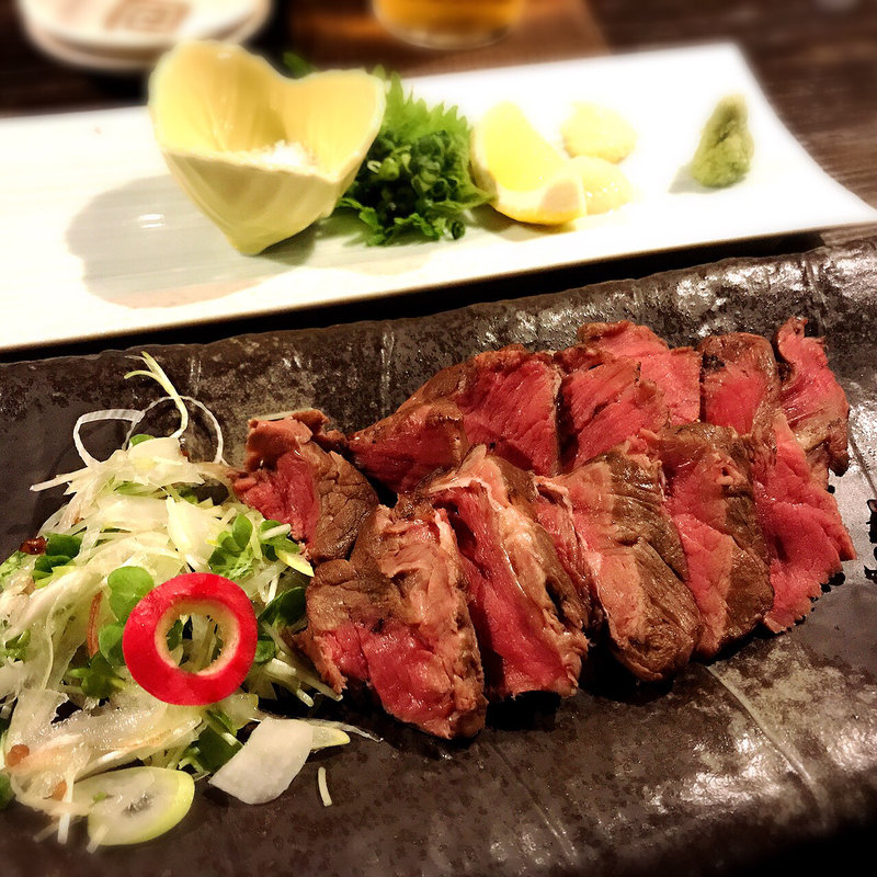名物‼︎わら焼き牛たたき(炉端の佐藤 中目黒本店)