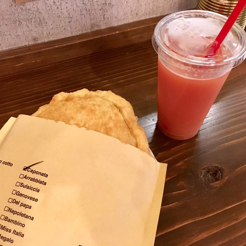 揚げピッツァ カポナータ(パンツェロッティ （Panzerotti）)