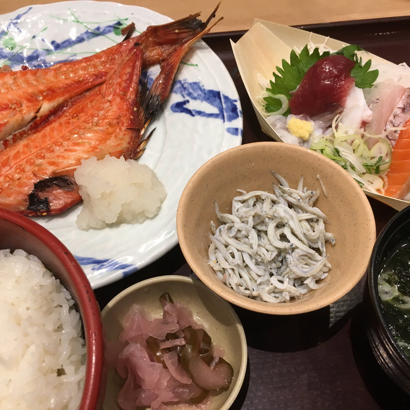 本日の焼き魚と刺身定食(築地食堂 源ちゃん)