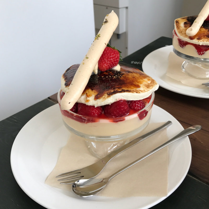 ピスタチオアイスの入ったフレジュグラタン仕立て(パティスリープチフェーブ)