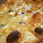 4種チーズのピッツァ(ロイヤルガーデンカフェ たまプラーザ)