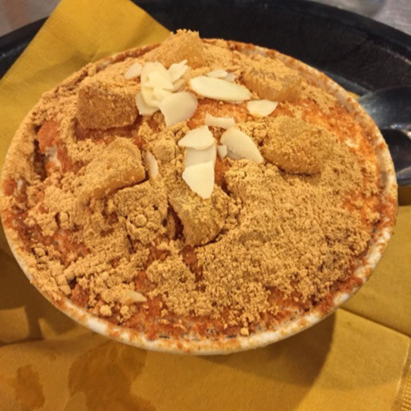 山盛りのフワフワ氷きな粉(小さな韓国 あぷろ 大橋店)