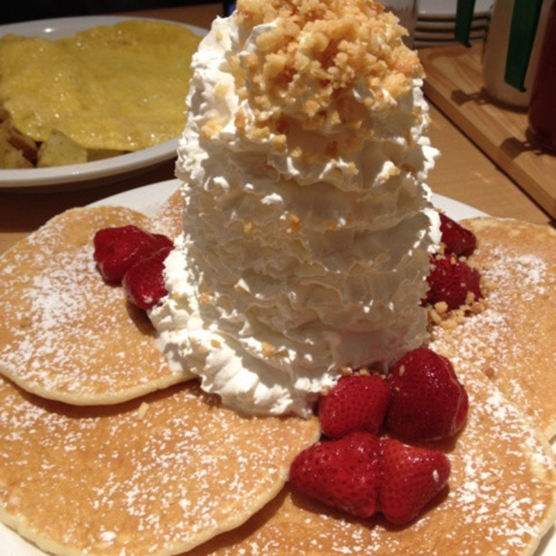 ストロベリーとマカデミアナッツのパンケーキ(Eggs 'n Things 福岡天神店)