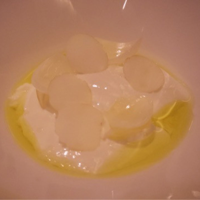 塩とオリーブ油が主役 山羊乳のバヴァロワ(カンテサンス （Quintessence）)