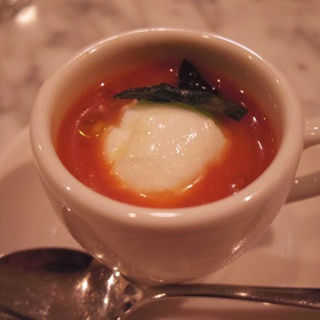 パプリカの冷たいスープに浮かべた水牛乳のボッコンチーノ(PIZZERIA CAPOLI)