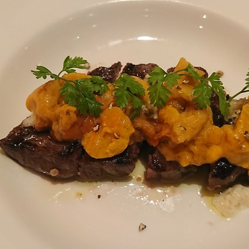 和牛のひとくちステーキ生うにのせ(オー　プティ　ブション （Au Petit Bouchon）)