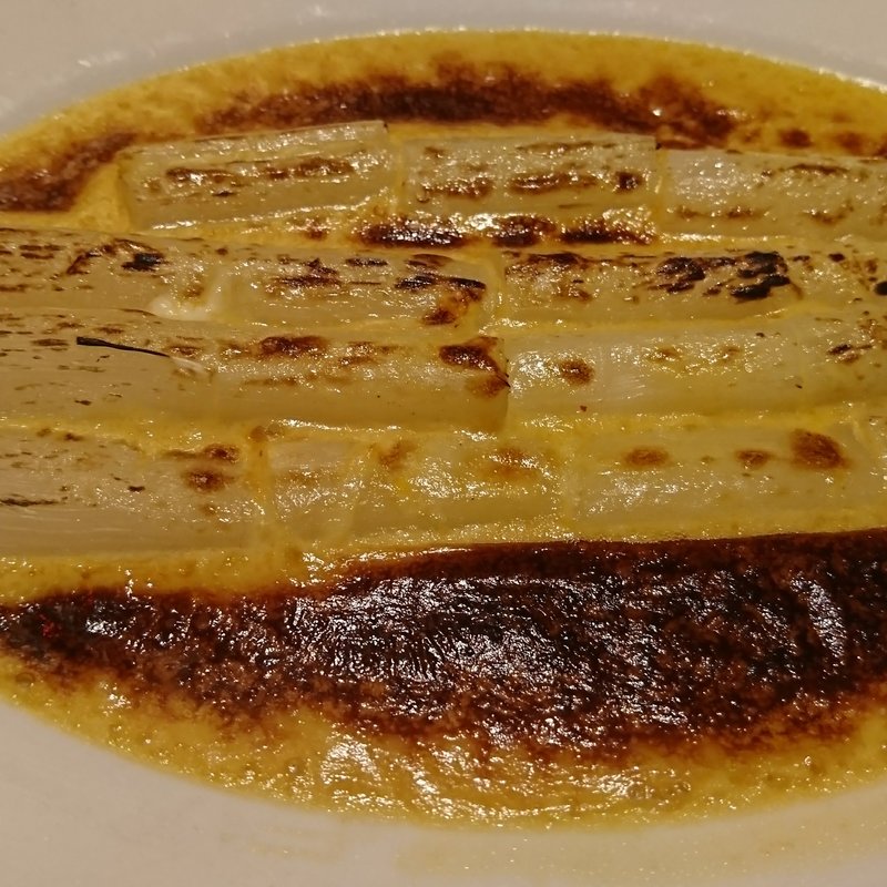 フランス産ホワイトアスパラガスのグラタン(オー　プティ　ブション （Au Petit Bouchon）)