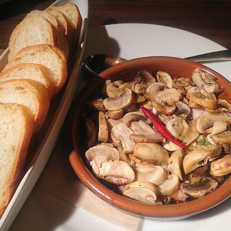 マッシュルームのアヒージョ/バケット付(ダイニングバー+2988フクワヤ)