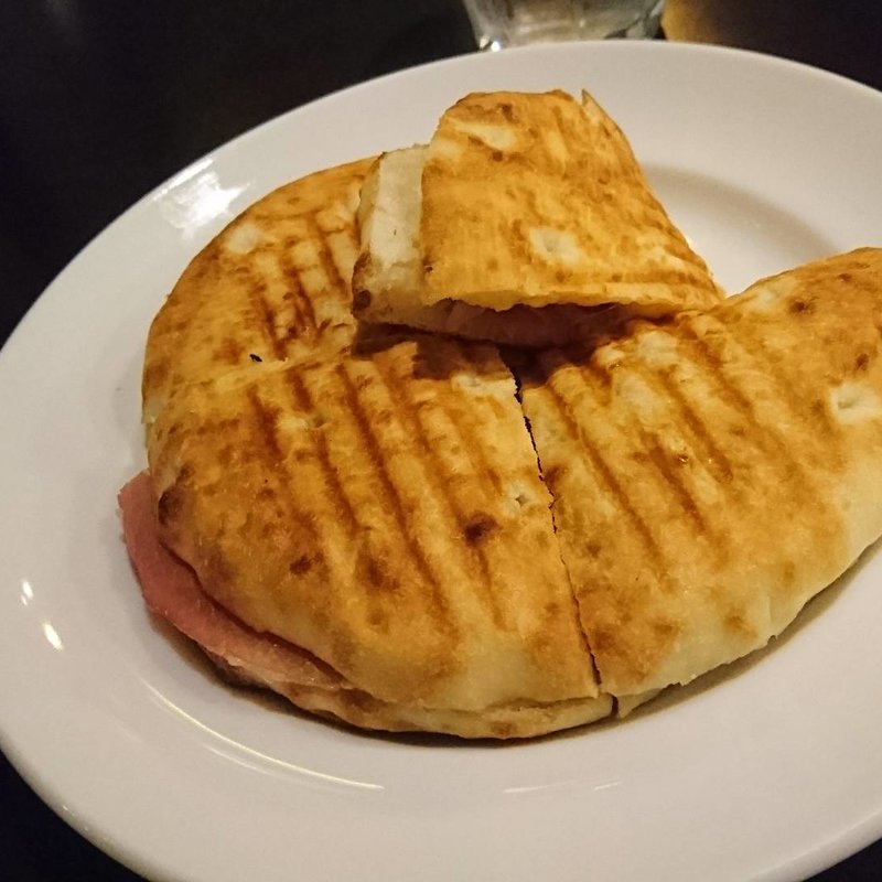 フォカッチャ・プロシュート(カフェ ミケランジェロ)