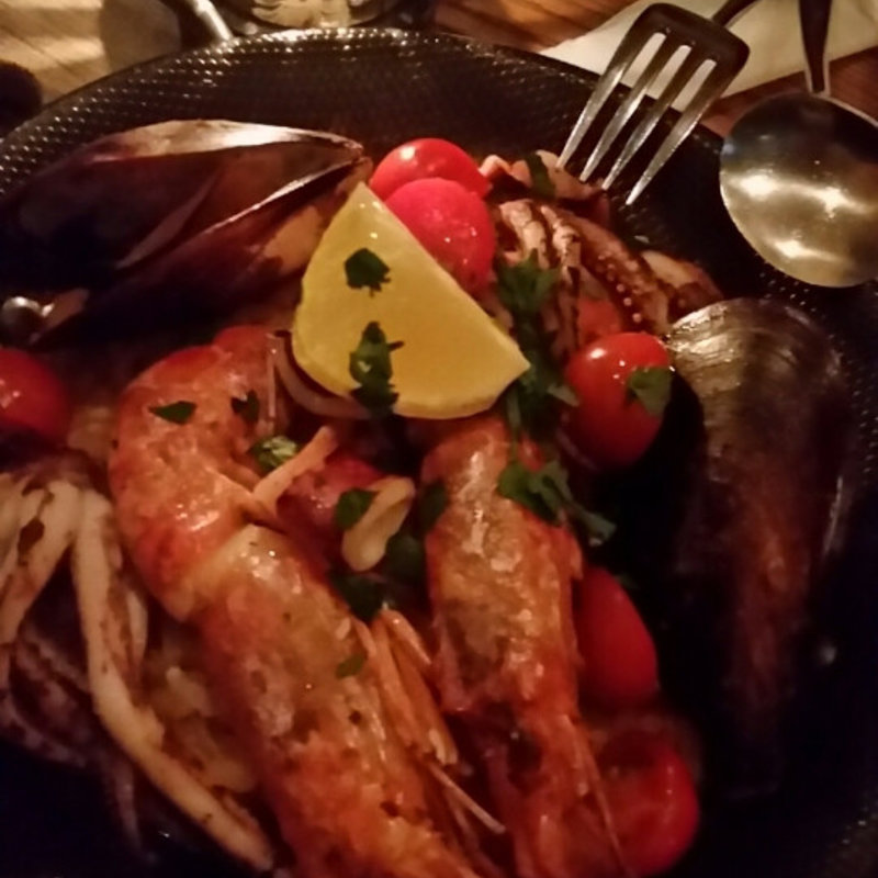 シュリンプ、カラマリ、ムール貝のシーフードパエリア(IVY PLACE)