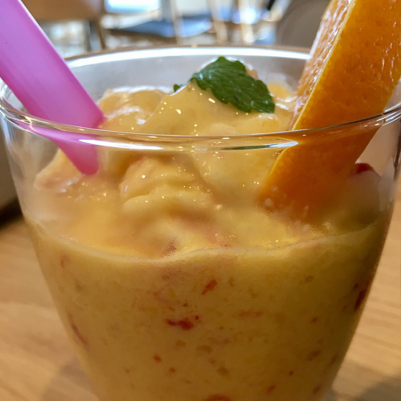 マンゴー&ラズベリー スムージー(Saturday AND READY)