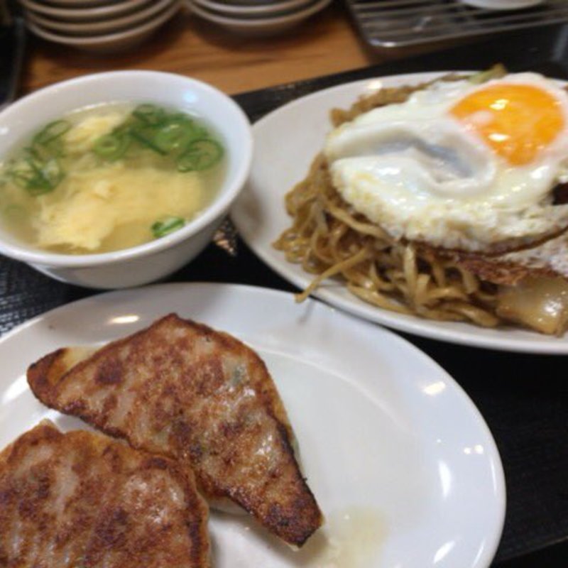  台湾ぎょうざと焼きそばのセット＋目玉焼き(新橋ぎょうざ 本店 )
