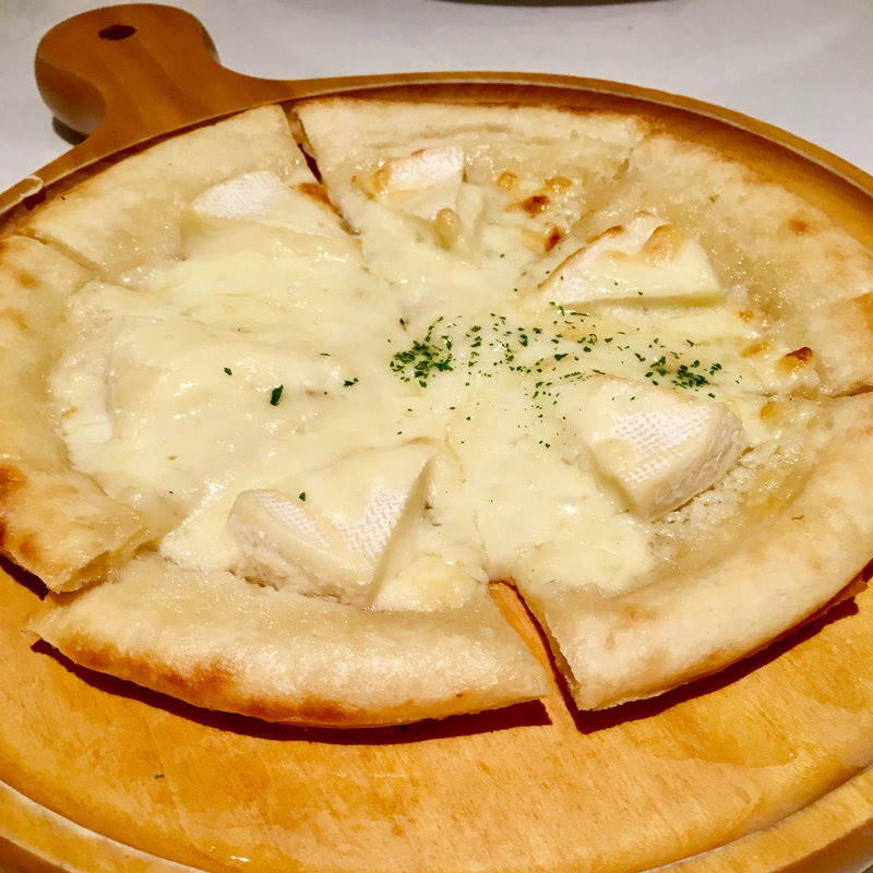 カマンベールのガーリックピザ(ニューミュンヘン ハーフェンブルク )