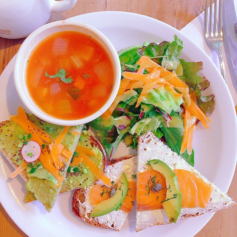 シュリンプ＆アボカドタルティーヌ with バジルオイル(Le Pain Quotidien ル・パン・コティディアン 芝公園店)