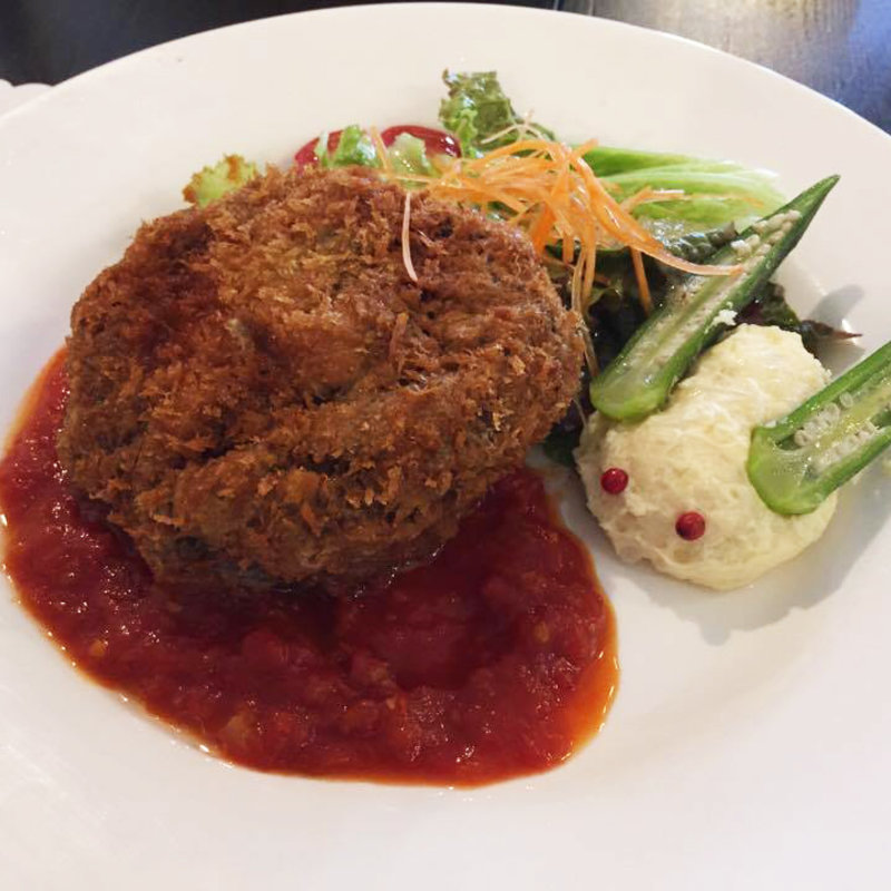 牛モモ肉のミルフィーユカツ　モッツァレラチーズ(洋食うめの)