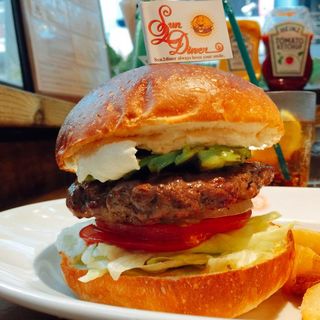 見た目からボリューム満点◎祐天寺でこだわりたっぷりのハンバーガーを食べよう！