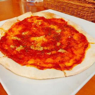 トマトソースのガーリックピザ