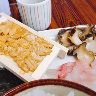ウニ・煮アワビ・イサキ刺し3点盛り定食(とくだ屋)