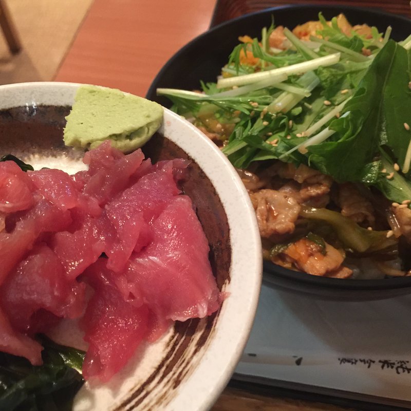 豚キムチ丼と中落ち(玉乃光酒蔵 山田錦店 （たまのひかりしゅぞう やまだにしきてん）)