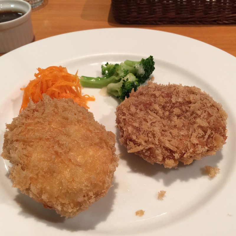 ポテトコロッケとメンチカツ盛合せ(エスカール・アビタ （escale habitat）)