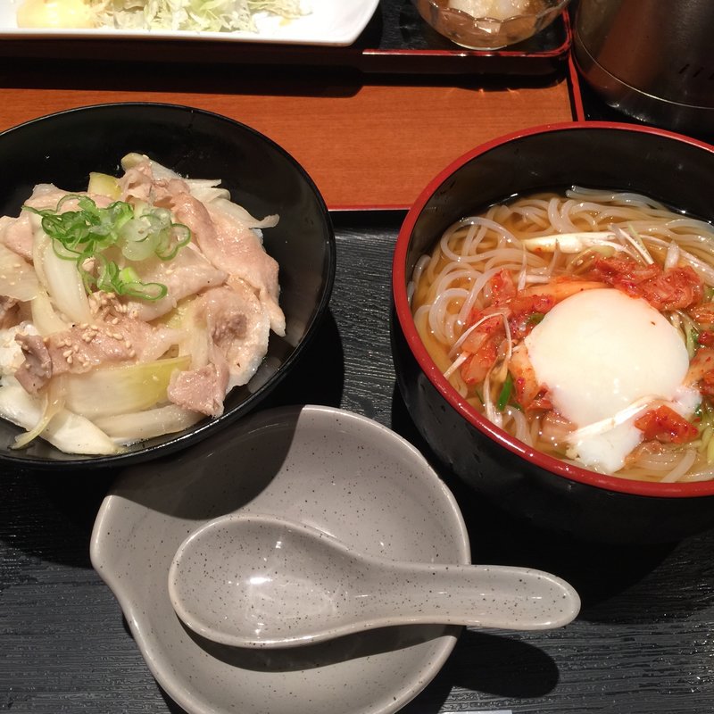 豚丼と冷麺(素材屋 大手町ビル店 （ソザイヤ）)