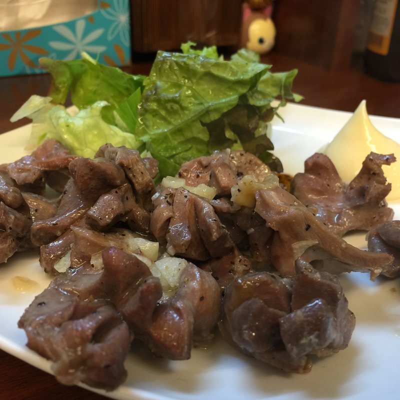 砂肝のニンニク炒め(煮込み屋 じもん )