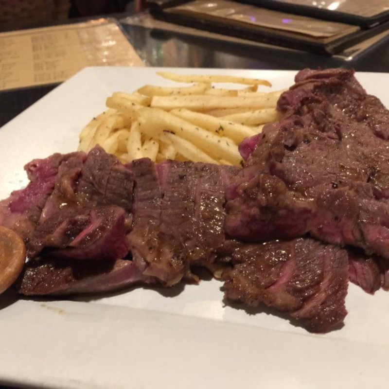 牛ロース肉のカットステーキ 赤ワイン醤油仕立てフレンチポテトフライ添え(トリップ)