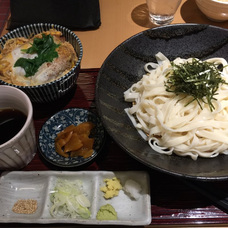ざるせいろとカツ丼のセット(横浜なかや )