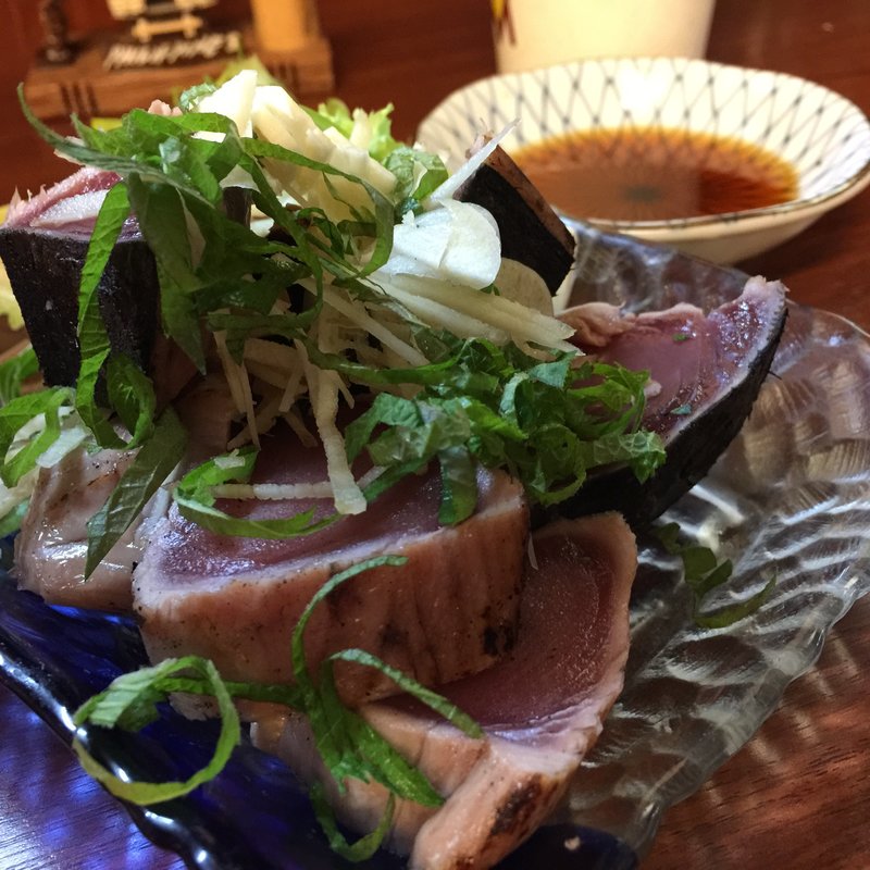 カツオのタタキ(煮込み屋 じもん )