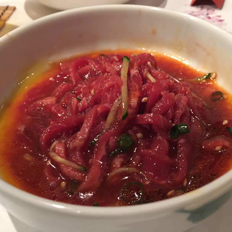 牛肉のユッケ(もつ焼いつや 草加駅東口店 （イツヤ）)