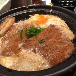 豚ロースカツの卵とじ定食(酒場蛍火 大手町ファーストスクエア店)