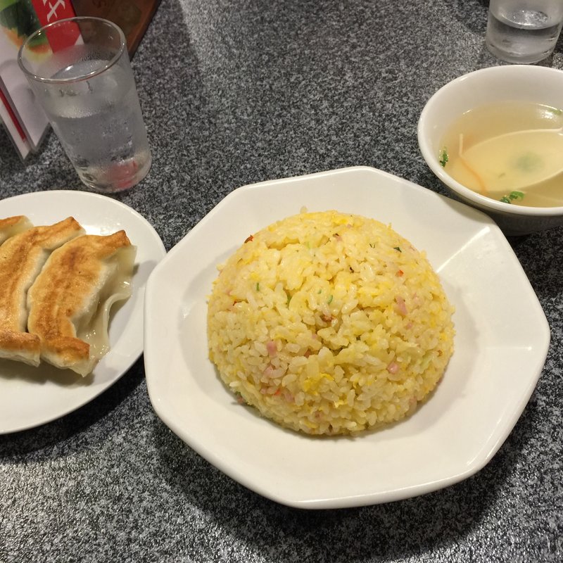 チャーハンと半黒豚餃子(天鴻餃子房大手町店)
