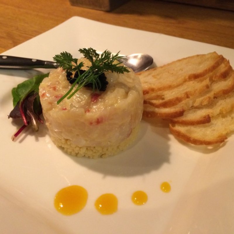 帆立貝、北寄貝、ツブ貝のタルタル、キャビアのせ、メルバトースト添え、シークァーサーのソース(トリップ)