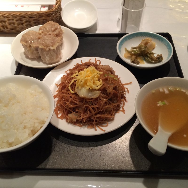 シュウマイ＋ハーフ焼そばセット(小洞天 ファーストスクエア店 （ショウドウテン）)