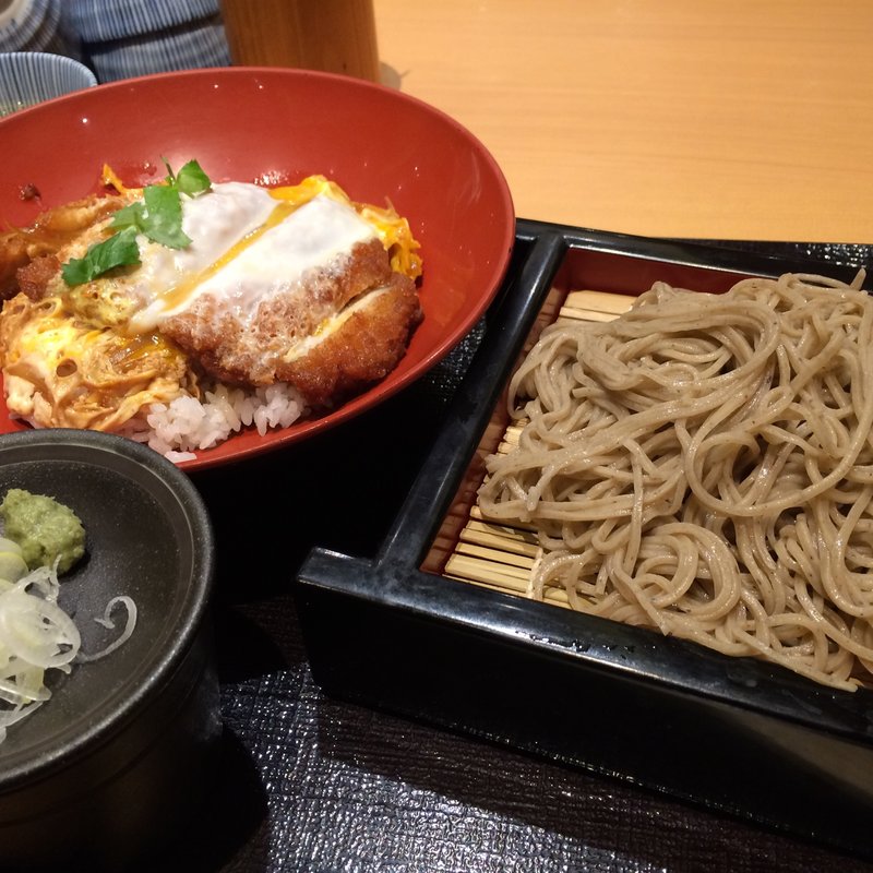 カツ丼とお蕎麦のセット(蕎麦と酒 いなたや 丸の内パレスビル店)