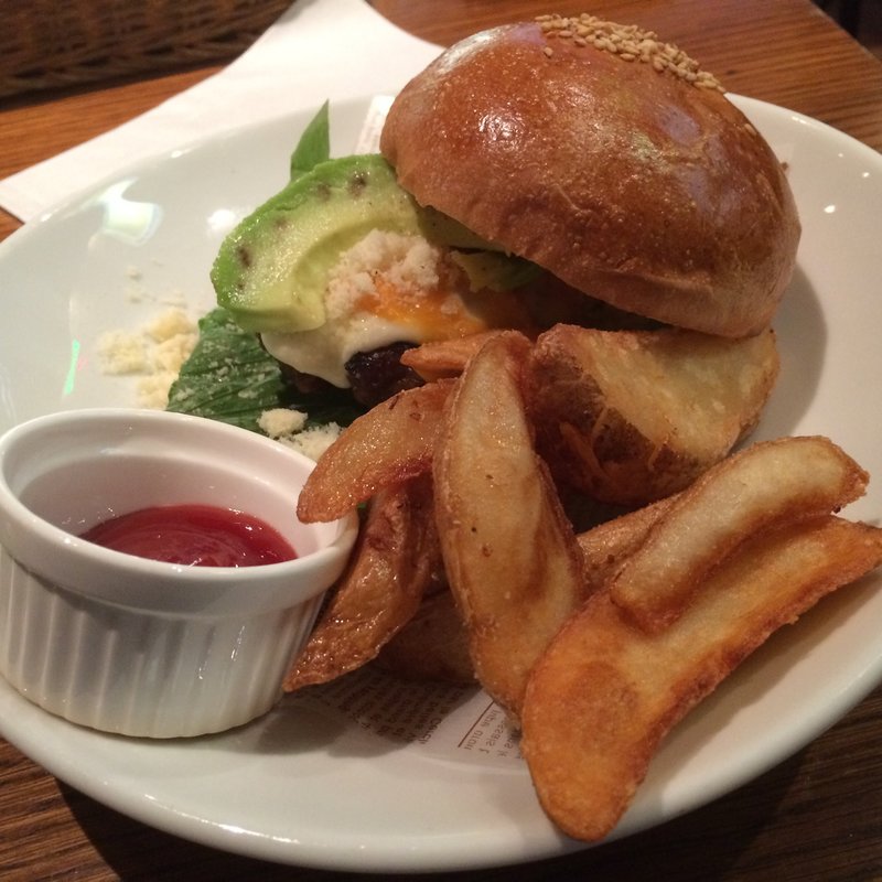 3種のチーズとアボカドバーガー(DRUNK BEARS 大手町店 （ドランクベアーズ）)