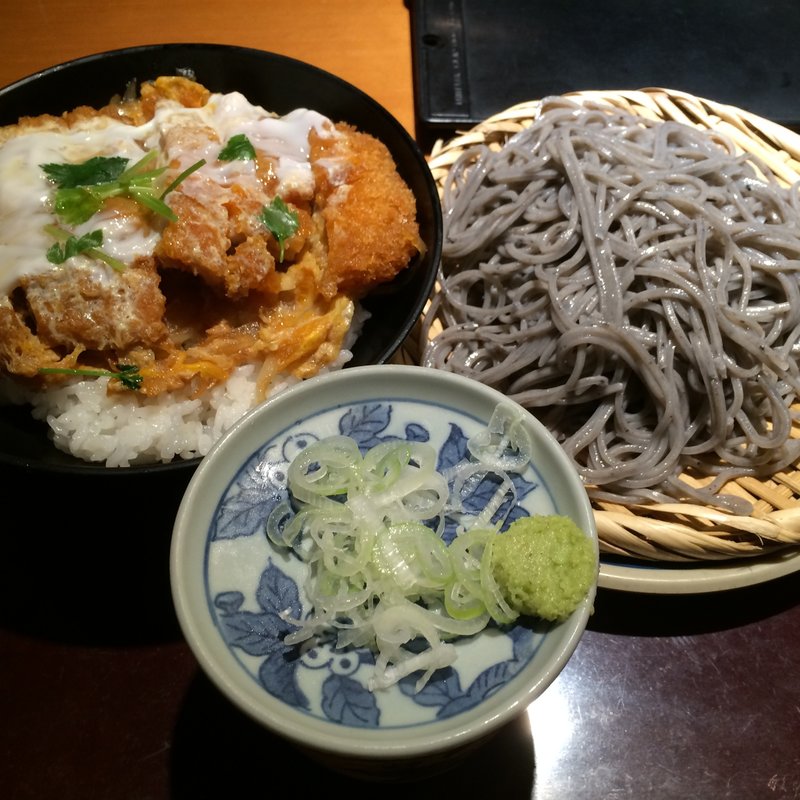 かつ丼とごまそばのセット(北前そば高田屋 大手町店)