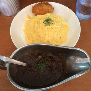 オムライス風キーマカリー、カニクリームコロッケ乗せ(カリー屋 ジンコック)