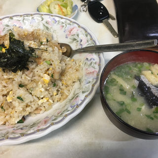 焼き飯とトビウオの味噌汁(宮崎市中央卸売市場内いなり食堂)