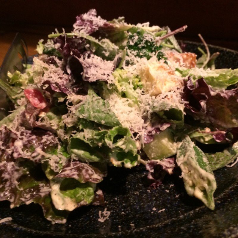 チーズたっぷり！特製シーザーサラダ(トリップ)